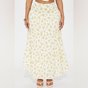 🌼🔆NWT Floral Maxi Skirt in White and Yellow Sz L🔆🌼